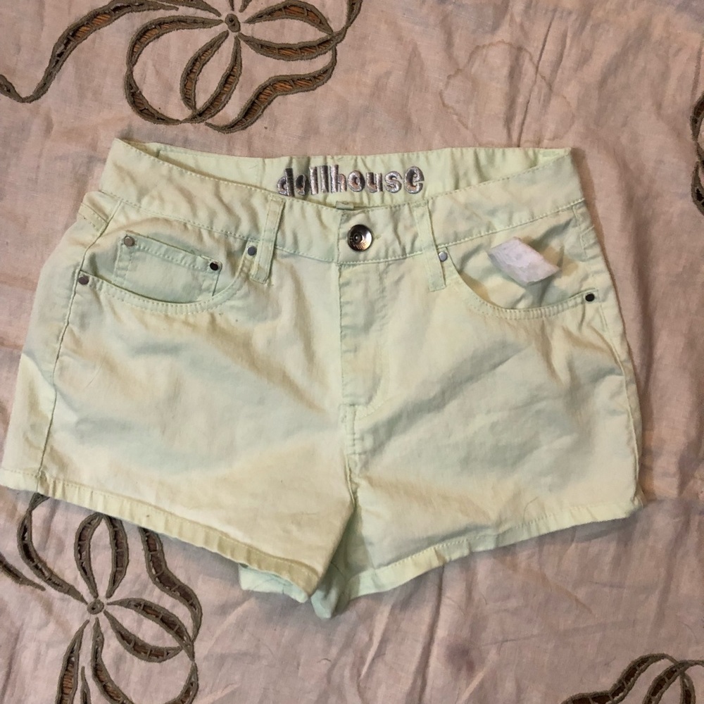 🔥Dollhouse pale green shorts